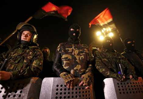 Επεισόδια σε συγκέντρωση ακροδεξιών στην Ουκρανία-Ντου από υποστηρικτές του Δεξιού Τομέα στο κοινοβούλιο [εικόνες] | iefimerida.gr 3