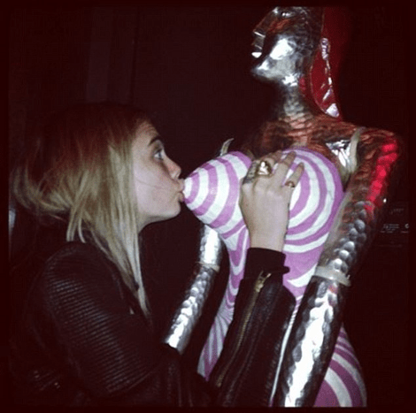 Η προκλητική Κάρα Ντελεβίν -Φιλά το στήθος αγάλματος και γλείφει την μασχάλη φίλης της [εικόνες] | iefimerida.gr 0