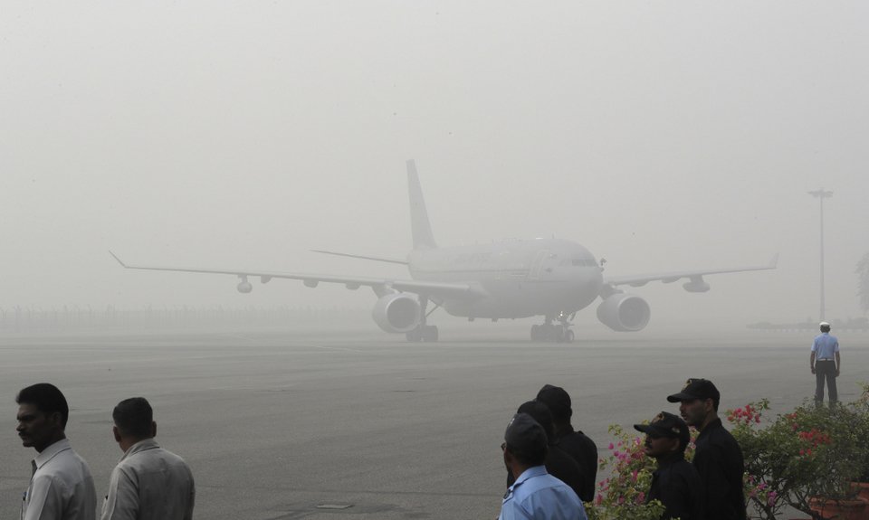 Δεν βλέπουν μπροστά τους από το νέφος στο Νέο Δελχί -Κλείνουν επιχειρήσεις και σχολεία [εικόνες]  | iefimerida.gr 2