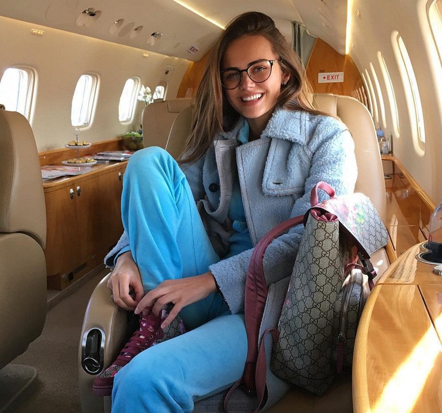 H 26χρονη πρώην του Μπίμπερ παντρεύεται 62χρονο μεγιστάνα στη Σαντορίνη [εικόνες] | iefimerida.gr 8