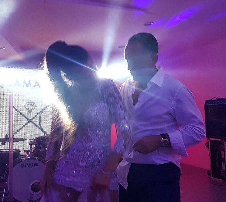 Η 26χρονη πρώην του Μπίμπερ παντρεύτηκε 62χρονο μεγιστάνα στη Σαντορίνη [εικόνες] | iefimerida.gr 2