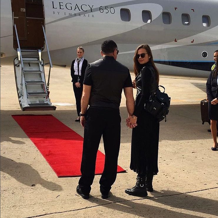 Η 26χρονη πρώην του Μπίμπερ παντρεύτηκε 62χρονο μεγιστάνα στη Σαντορίνη [εικόνες] | iefimerida.gr 11