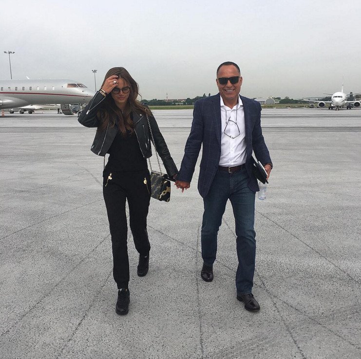 Η 26χρονη πρώην του Μπίμπερ παντρεύτηκε 62χρονο μεγιστάνα στη Σαντορίνη [εικόνες] | iefimerida.gr 15