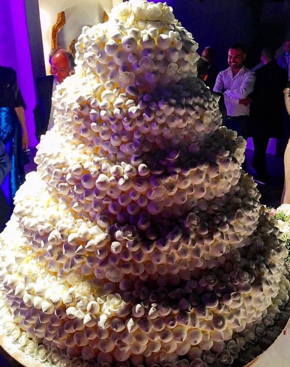 Η 26χρονη πρώην του Μπίμπερ παντρεύτηκε 62χρονο μεγιστάνα στη Σαντορίνη [εικόνες] | iefimerida.gr 3