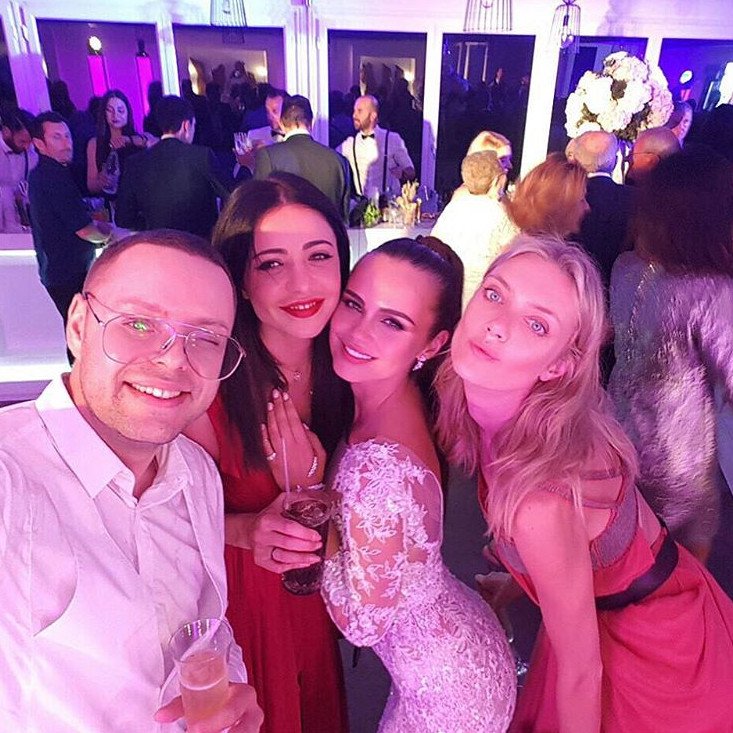 Η 26χρονη πρώην του Μπίμπερ παντρεύτηκε 62χρονο μεγιστάνα στη Σαντορίνη [εικόνες] | iefimerida.gr 4