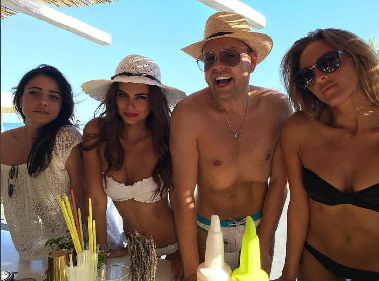 Η 26χρονη πρώην του Μπίμπερ παντρεύτηκε 62χρονο μεγιστάνα στη Σαντορίνη [εικόνες] | iefimerida.gr 7