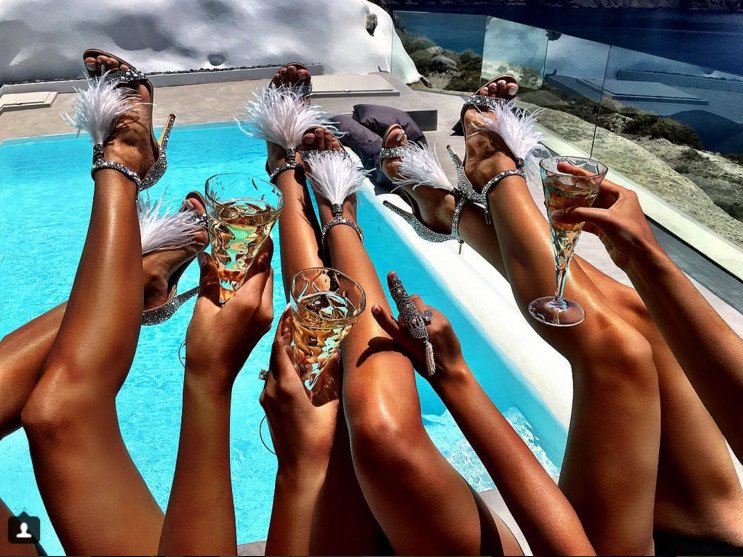 Η 26χρονη πρώην του Μπίμπερ παντρεύτηκε 62χρονο μεγιστάνα στη Σαντορίνη [εικόνες] | iefimerida.gr 0