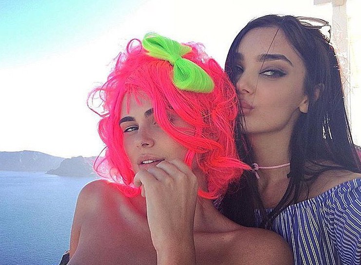 Η 26χρονη πρώην του Μπίμπερ παντρεύτηκε 62χρονο μεγιστάνα στη Σαντορίνη [εικόνες] | iefimerida.gr 1