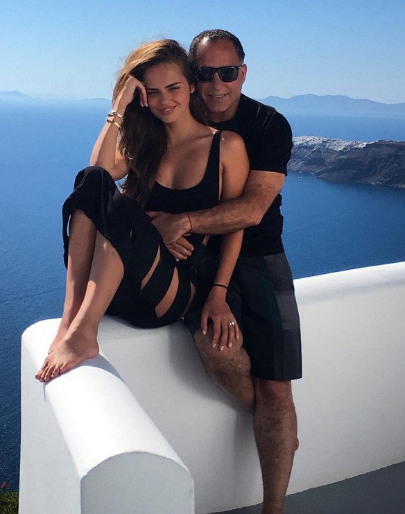 Η 26χρονη πρώην του Μπίμπερ παντρεύτηκε 62χρονο μεγιστάνα στη Σαντορίνη [εικόνες] | iefimerida.gr 8