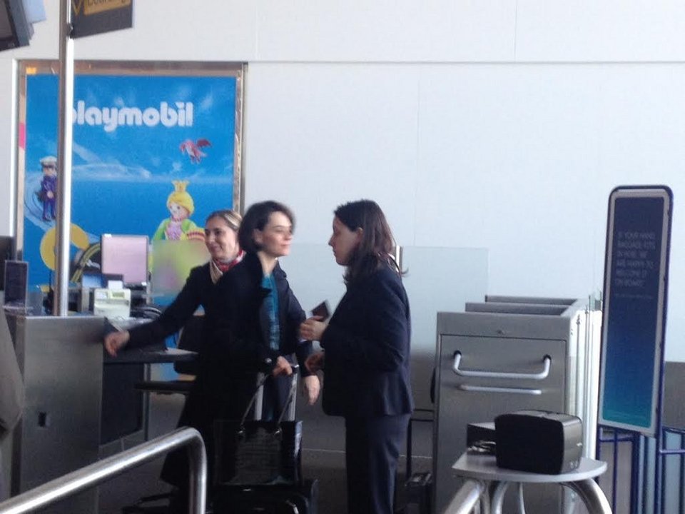 Η Ντέλια Βελκουλέσκου στο αεροπλάνο για Αθήνα -Δίπλα στο παράθυρο, διαβάζει επίμονα στο tablet της [εικόνες] | iefimerida.gr 0