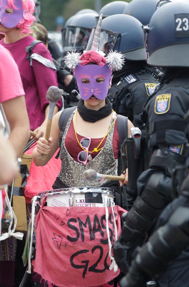 «Εμπόλεμη ζώνη» το Αμβούργο – Αντιεξουσιαστές πυρπόλησαν δεκάδες αυτοκίνητα [εικόνες]  | iefimerida.gr 5