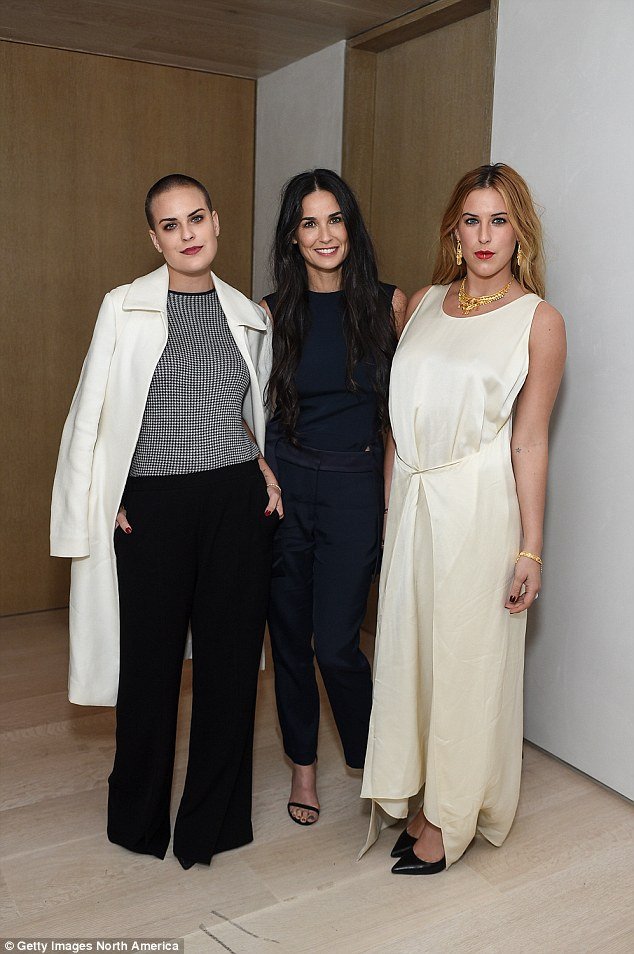 H 52χρονη Ντέμι Μουρ με μαγιό -Σώμα 20άρας [εικόνες] | iefimerida.gr 4