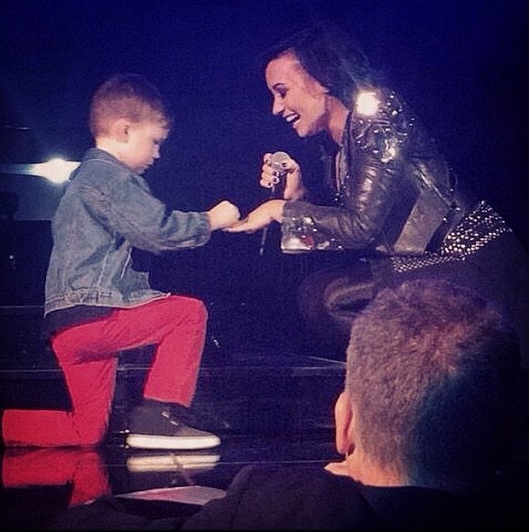 Από μικρός στα βάσανα -Πεντάχρονος έκανε πρόταση γάμου σε διάσημη τραγουδίστρια επί σκηνής [βίντεο] | iefimerida.gr 0