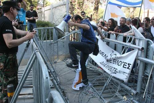 Κύπρος: Συμπλοκές έξω από την Βουλή [εικόνες] | iefimerida.gr 2