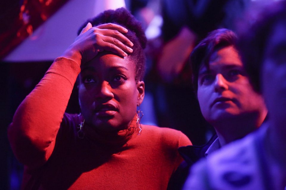 Απόγνωση και θρήνος στους Δημοκρατικούς όλου του πλανήτη -Κλάματα στο εκλογικό κέντρο της Χίλαρι [εικόνες] | iefimerida.gr 11