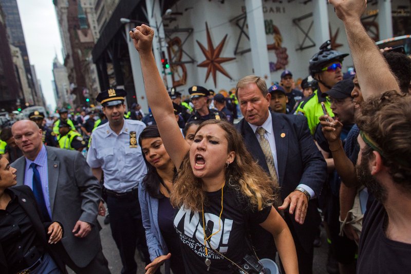 «Η Νέα Υόρκη σε μισεί»: Διαδηλωτές ανάγκασαν τον Τραμπ να μπει από την πίσω πόρτα σε ουρανοξύστη [εικόνες] | iefimerida.gr 1