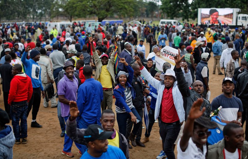 Ζιμπάμπουε: Χιλιάδες πολίτες στους δρόμους γιορτάζουν την αναμενόμενη πτώση του Μουγκάμπε [εικόνες]  | iefimerida.gr 0