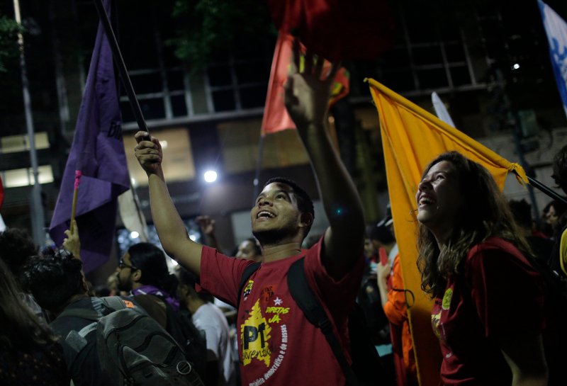 Βραζιλία: Βίαια επεισόδια σε διαδηλώσεις κατά των μέτρων λιτότητας της κυβέρνησης Τεμέρ [εικόνες]   | iefimerida.gr 1