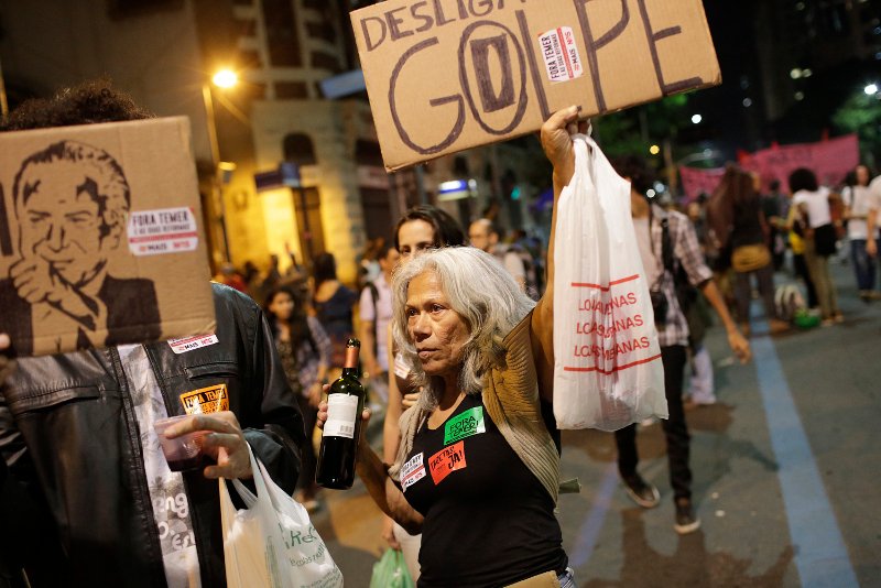 Βραζιλία: Βίαια επεισόδια σε διαδηλώσεις κατά των μέτρων λιτότητας της κυβέρνησης Τεμέρ [εικόνες]   | iefimerida.gr 2