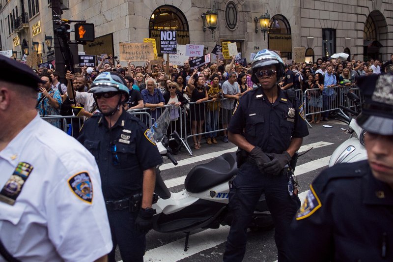 «Η Νέα Υόρκη σε μισεί»: Διαδηλωτές ανάγκασαν τον Τραμπ να μπει από την πίσω πόρτα σε ουρανοξύστη [εικόνες] | iefimerida.gr 2