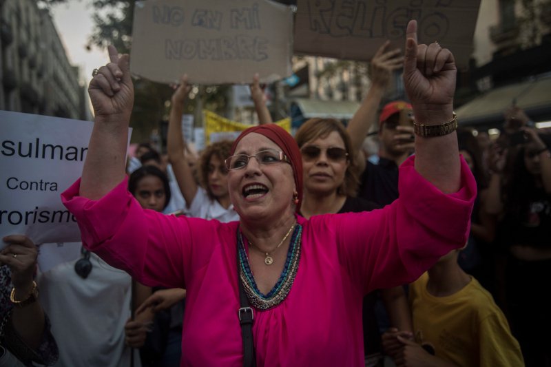 Χιλιάδες μουσουλμάνοι διαδήλωσαν κατά της τρομοκρατίας στους δρόμους της Βαρκελώνης [εικόνες]  | iefimerida.gr 1
