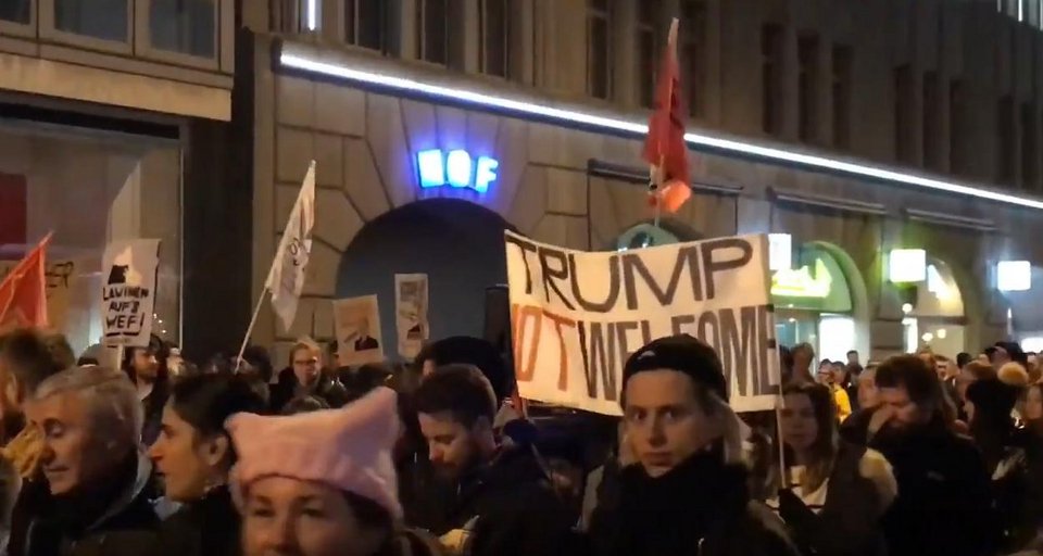 Χιλιάδες Ελβετοί σε διαδήλωση κατά του Τραμπ! Λίγο πριν φθάσει στο Νταβός [εικόνες] | iefimerida.gr 0