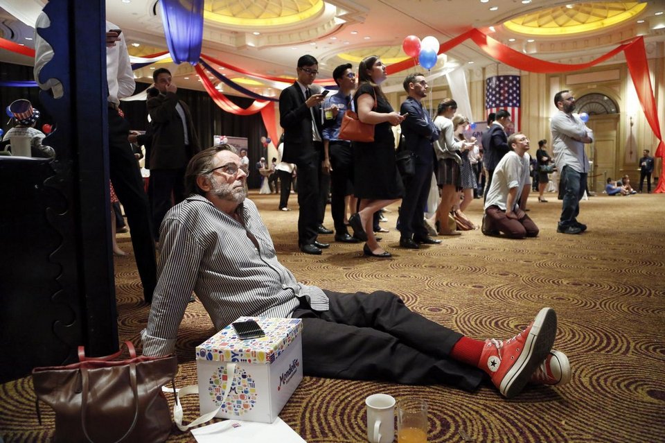 Απόγνωση και θρήνος στους Δημοκρατικούς όλου του πλανήτη -Κλάματα στο εκλογικό κέντρο της Χίλαρι [εικόνες] | iefimerida.gr 12