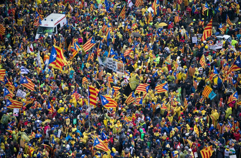 Λαοθάλασσα  υπέρ της αυτονομίας της Καταλονίας στις Βρυξέλλες [εικόνες]  | iefimerida.gr 3