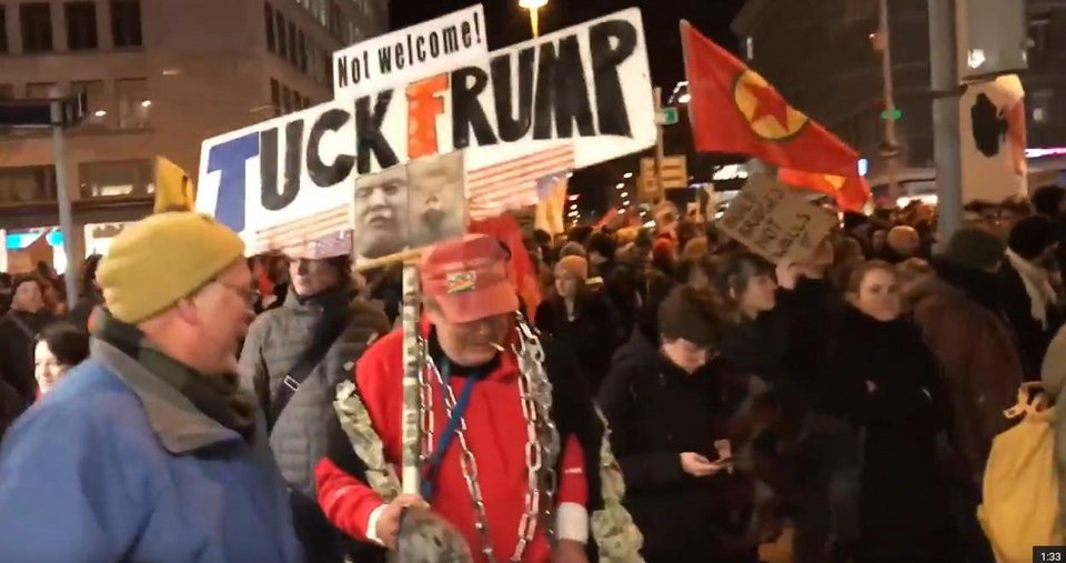 Χιλιάδες Ελβετοί σε διαδήλωση κατά του Τραμπ! Λίγο πριν φθάσει στο Νταβός [εικόνες] | iefimerida.gr 1