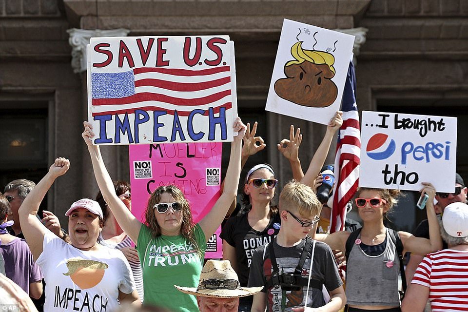 Διαδηλωτές σε όλες τις ΗΠΑ ζητούν να αποπεμφθεί ο Ντόναλντ Τραμπ [εικόνες & βίντεο]  | iefimerida.gr 4