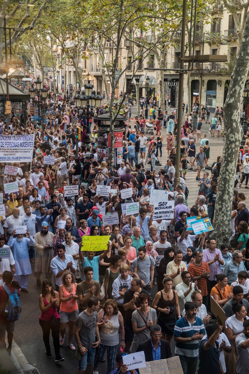 Χιλιάδες μουσουλμάνοι διαδήλωσαν κατά της τρομοκρατίας στους δρόμους της Βαρκελώνης [εικόνες]  | iefimerida.gr 2