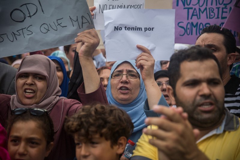 Χιλιάδες μουσουλμάνοι διαδήλωσαν κατά της τρομοκρατίας στους δρόμους της Βαρκελώνης [εικόνες]  | iefimerida.gr 3