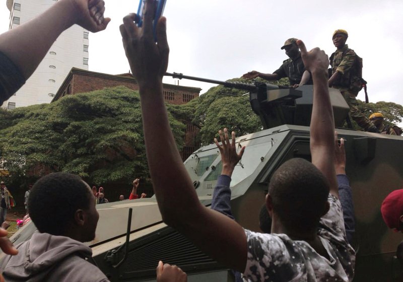 Ζιμπάμπουε: Χιλιάδες πολίτες στους δρόμους γιορτάζουν την αναμενόμενη πτώση του Μουγκάμπε [εικόνες]  | iefimerida.gr 3