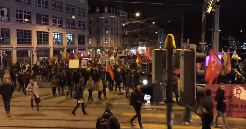 Χιλιάδες Ελβετοί σε διαδήλωση κατά του Τραμπ! Λίγο πριν φθάσει στο Νταβός [εικόνες] | iefimerida.gr 2