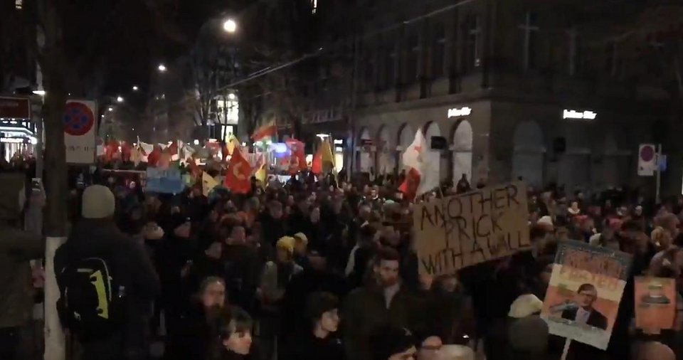 Χιλιάδες Ελβετοί σε διαδήλωση κατά του Τραμπ! Λίγο πριν φθάσει στο Νταβός [εικόνες] | iefimerida.gr 4