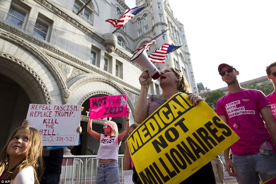 Διαδηλωτές σε όλες τις ΗΠΑ ζητούν να αποπεμφθεί ο Ντόναλντ Τραμπ [εικόνες & βίντεο]  | iefimerida.gr 7