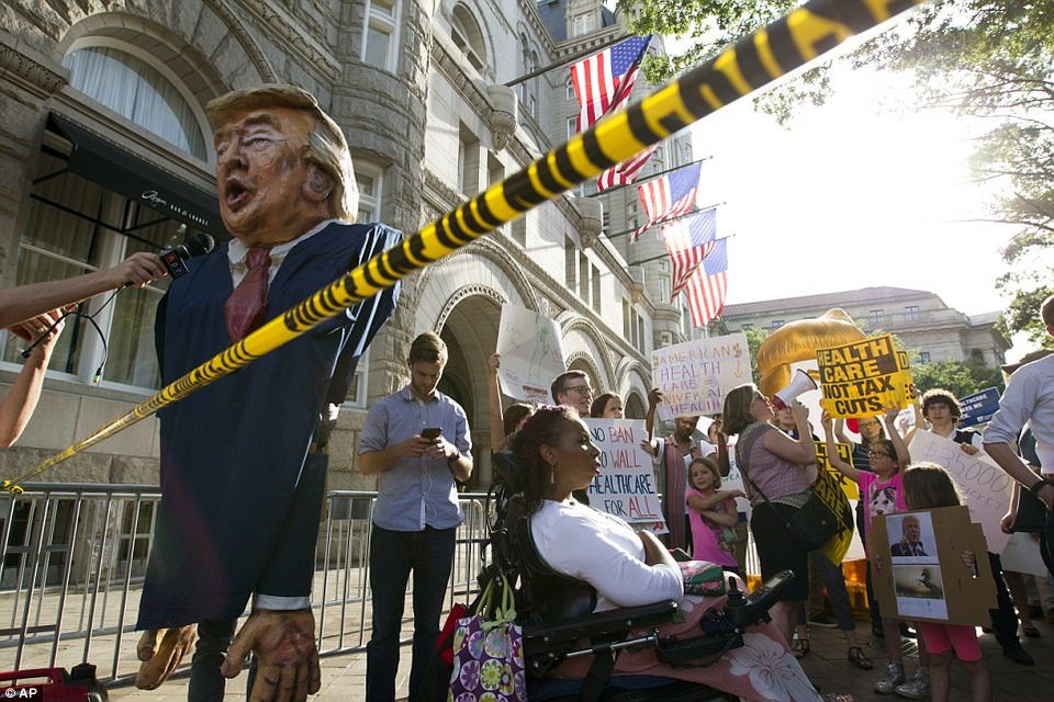 Διαδηλωτές σε όλες τις ΗΠΑ ζητούν να αποπεμφθεί ο Ντόναλντ Τραμπ [εικόνες & βίντεο]  | iefimerida.gr 8