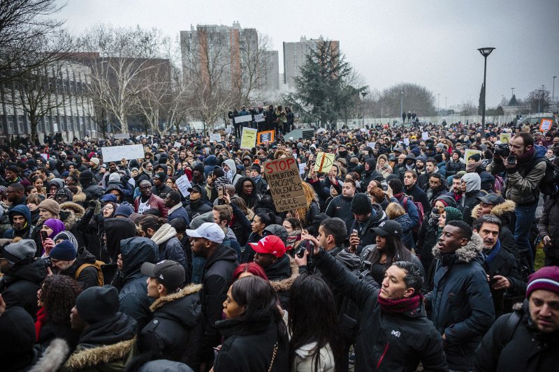 Μαίνονται οι ταραχές στα παρισινά προάστια με αφορμή τον βιασμό νεαρού από αστυνομικό [εικόνες]  | iefimerida.gr 4