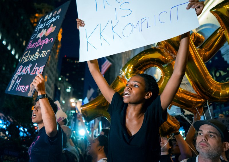 «Η Νέα Υόρκη σε μισεί»: Διαδηλωτές ανάγκασαν τον Τραμπ να μπει από την πίσω πόρτα σε ουρανοξύστη [εικόνες] | iefimerida.gr 0