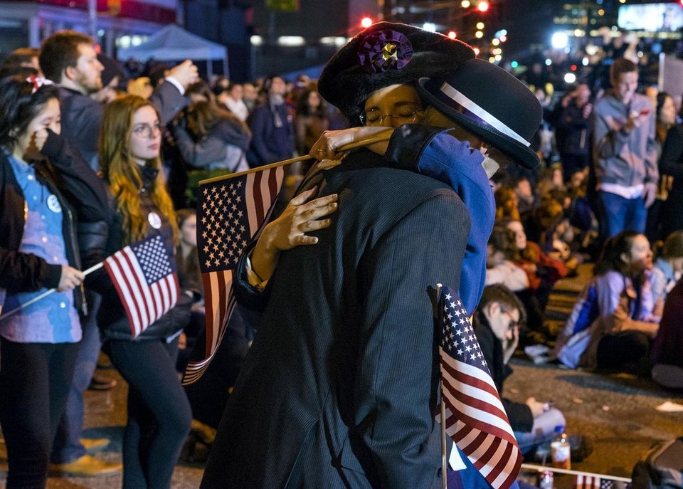 Απόγνωση και θρήνος στους Δημοκρατικούς όλου του πλανήτη -Κλάματα στο εκλογικό κέντρο της Χίλαρι [εικόνες] | iefimerida.gr 9