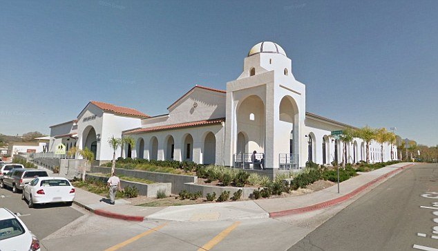 Υπάλληλος σχολείου σε αμόκ: Κλείδωσε τα παιδιά στην τάξη και γδύθηκε επειδή έξω «ήταν» ο σατανάς [εικόνες & βίντεο] | iefimerida.gr 1