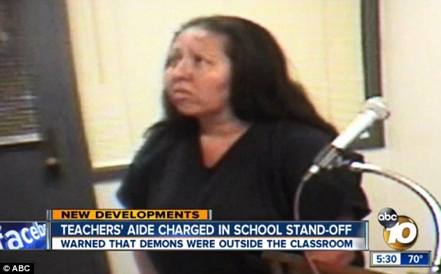 Υπάλληλος σχολείου σε αμόκ: Κλείδωσε τα παιδιά στην τάξη και γδύθηκε επειδή έξω «ήταν» ο σατανάς [εικόνες & βίντεο] | iefimerida.gr 0