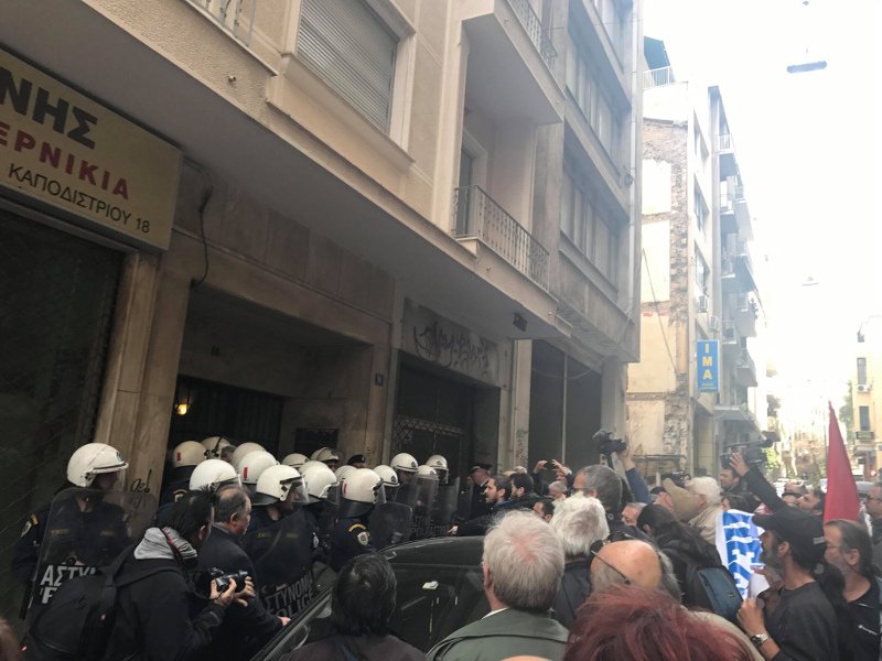 ΠΑΜΕ και «Δεν Πληρώνω» απειλούν να εισβάλουν σε συμβολαιογραφεία -Μάχη για τους πλειστηριασμούς [εικόνες & βίντεο] | iefimerida.gr 3