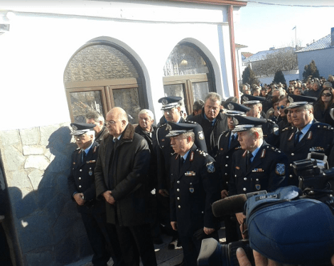 Πλήθος κόσμου στην κηδεία του αστυνομικού Ηλία Κωστένη στη Φλώρινα - Πισώπλατα δέχθηκε τη μοιραία σφαίρα | iefimerida.gr 0