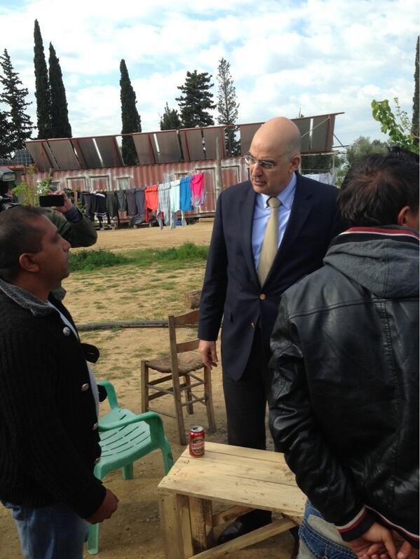 Ο Δένδιας τουιτάρει φωτογραφία του στο καταυλισμό μεταναστών της Μανωλάδας [εικόνα] | iefimerida.gr 0