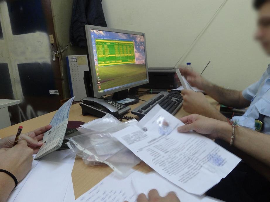 Η κυβέρνηση κάνει σκληρή στροφή: Μαζεύει καθημερινά μετανάστες από την Ομόνοια και τον Αγιο Παντελεήμονα [βίντεο & εικόνες] | iefimerida.gr 3