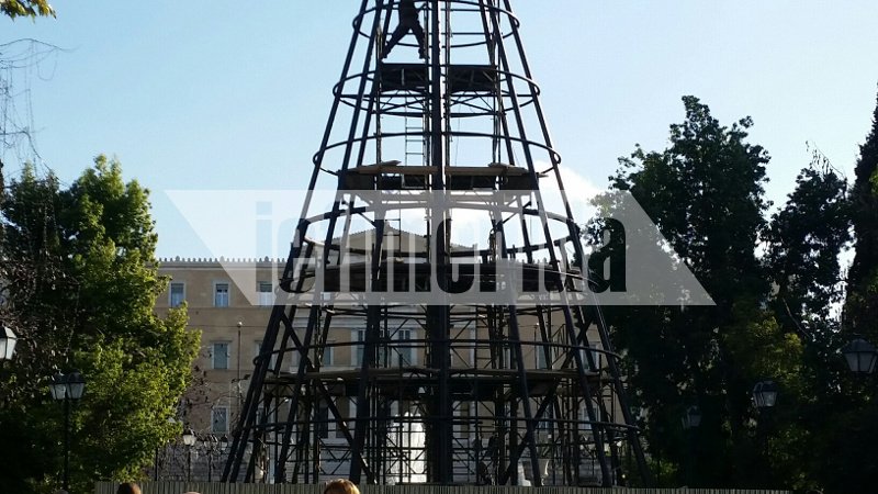 Μεταλλικό το δέντρο στο Σύνταγμα φέτος -Αρχισε ο στολισμός [εικόνες] | iefimerida.gr 9