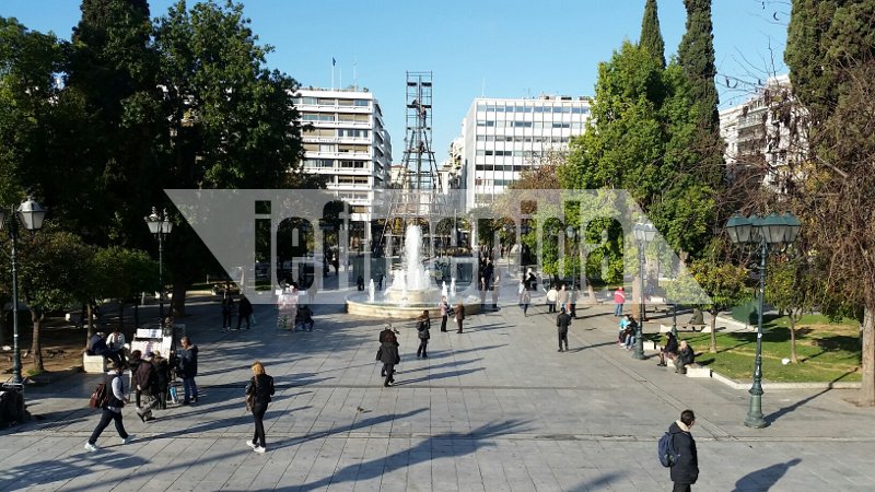 Μεταλλικό το δέντρο στο Σύνταγμα φέτος -Αρχισε ο στολισμός [εικόνες] | iefimerida.gr 0