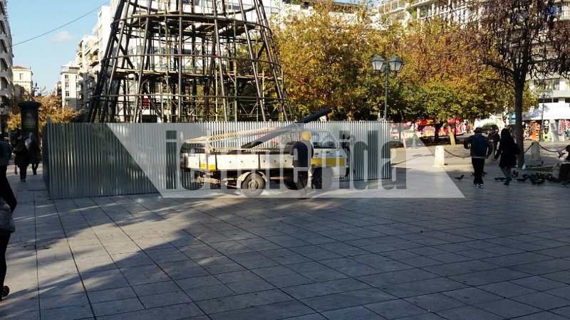 Μεταλλικό το δέντρο στο Σύνταγμα φέτος -Αρχισε ο στολισμός [εικόνες] | iefimerida.gr 1