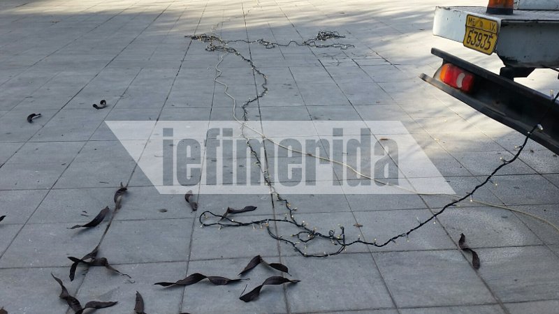 Μεταλλικό το δέντρο στο Σύνταγμα φέτος -Αρχισε ο στολισμός [εικόνες] | iefimerida.gr 2